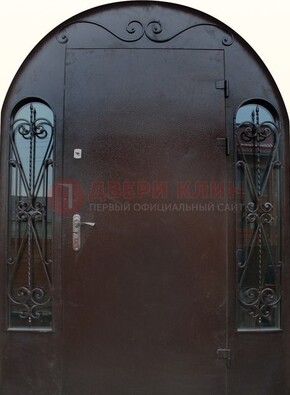 Арочная дверь со стеклом и ковкой ДА-16 под старину в Серпухове
