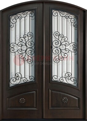 Арочная дверь со стеклом и ковкой ДА-33 в загородный дом в Серпухове