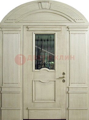 Белая входная дверь массив со стеклом и ковкой ДА-49 в Серпухове