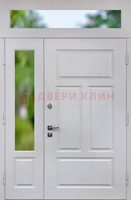 Белая полуторная железная дверь со стеклом и фрамугами ДФГ-10 в Серпухове