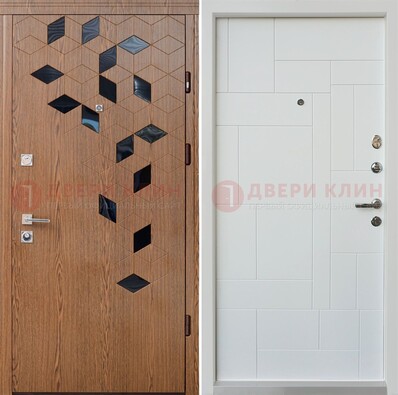 Коричневая металлическая дверь МДФ внутри белого цвета ДМ-256 в Серпухове