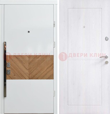 Белая железная дверь МДФ горизонтальной вставкой ДМ-265 в Серпухове