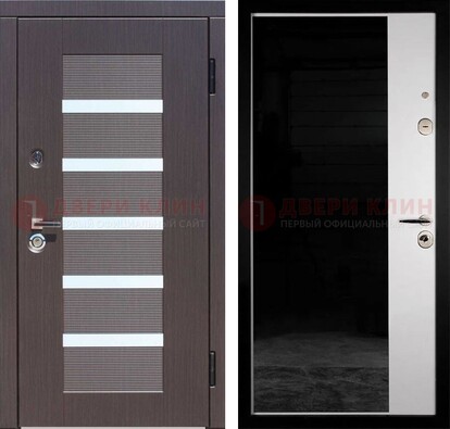 Железная коричневая дверь МДФ с темной стеклянной вставкой внутри ДМ-315 в Серпухове