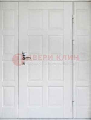 Белая входная дверь для коттеджа с МДФ ДМ-536 в Серпухове