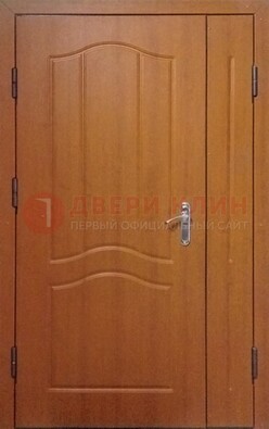 Коричневая двухстворчатая тамбурная дверь с МДФ ДМ-538 в Серпухове