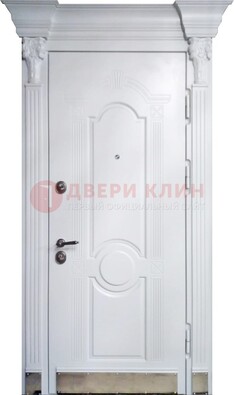 Белая металлическая дверь с массивом дуба для дома ДМД-59 в Серпухове