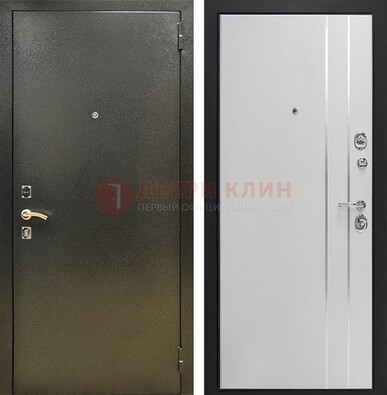 Железная темная дверь с порошковым покрытием и белая МДФ с молдингами  ДП-296 в Серпухове