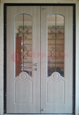 Парадная дверь со стеклянными вставками и ковкой ДПР-23 в деревянный дом в Серпухове