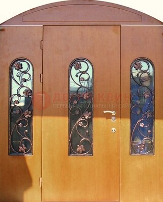 Парадная дверь со стеклянными вставками и ковкой ДПР-28 в общественное здание в Серпухове