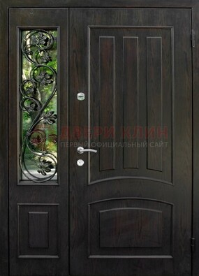 Парадная дверь со стеклянными вставками и ковкой ДПР-31 в кирпичный дом в Саратове