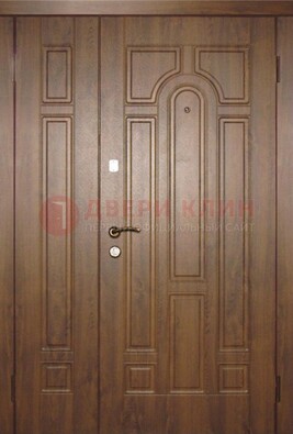 Двухстворчатая коричневая парадная дверь ДПР-48 в Серпухове