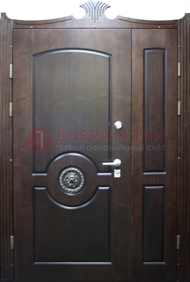 Коричневая парадная дверь с украшением ДПР-52 с утеплением в Серпухове