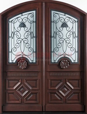 Арочная коричневая парадная дверь ДПР-66 в Серпухове