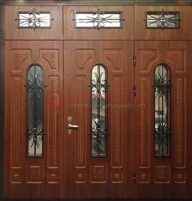 Парадная дверь с металлическими вставками и ковкой ДПР-72 в дом в Серпухове