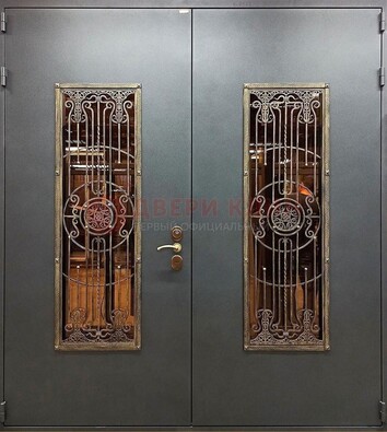 Входная металлическая парадная дверь со стеклом и ковкой ДПР-81 в Серпухове