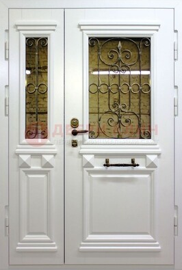 Белая парадная металлическая дверь со стеклом и ковкой ДПР-83 в Серпухове