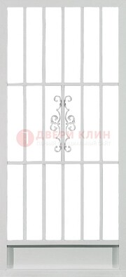Белая стальная решетчатая дверь с ковкой ДР-35 в Серпухове