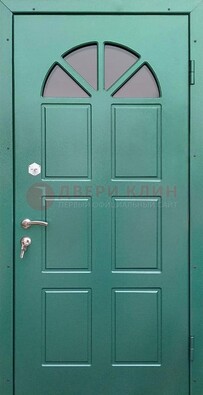 Зеленая стальная дверь со стеклом для дома ДС-28 в Серпухове