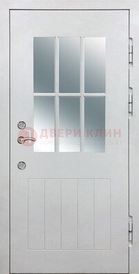Белая уличная дверь со стеклом ДС-30 в Серпухове