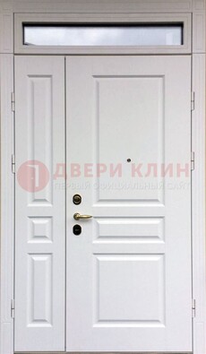 Белая двухстворчатая металлическая дверь со стеклом ДС-63 в Серпухове