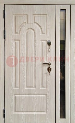 Белая металлическая дверь со стеклом ДС-68 в Серпухове