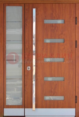 Коричневая металлическая дверь со стеклом ДС-72 в Серпухове
