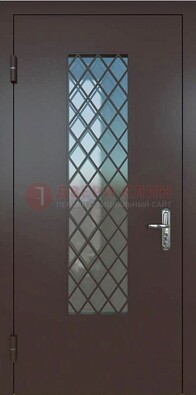 Темная металлическая дверь с решеткой и стеклом ДС-7 в Серпухове