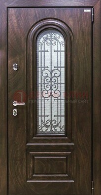Темная филенчатая железная дверь со стеклом и ковкой ДСК-102 в Серпухове
