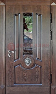 Коричневая уличная дверь со стеклом и ковкой ДСК-107 в Серпухове