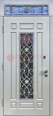 Белая железная дверь со стеклом и ковкой с верхней фрамугой ДСК-112 в Серпухове