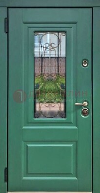 Зеленая металлическая дверь со стеклом и ковкой ДСК-113 в Серпухове