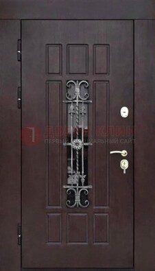 Коричневая уличная дверь со стеклом и ковкой ДСК-114 в Серпухове