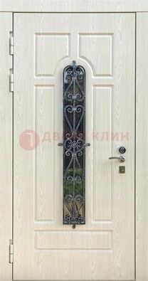 Светлая стальная дверь со стеклом и ковкой ДСК-118 в Серпухове