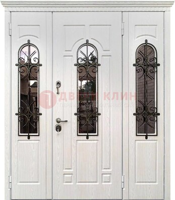 Белая распашная стальная дверь со стеклом и ковкой ДСК-125 в Серпухове