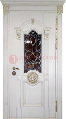 Белая железная дверь со стеклом и ковкой для кирпичного дома ДСК-155 в Серпухове