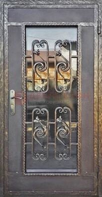 Коричневая наружная дверь порошок со стеклом и ковкой ДСК-160 в Серпухове