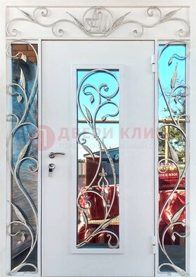 Белая входная дверь порошок со стеклом и ковкой ДСК-165 в Серпухове