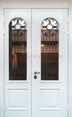 Белая стальная дверь стекло с ковкой и филенкой ДСК-201 в Серпухове