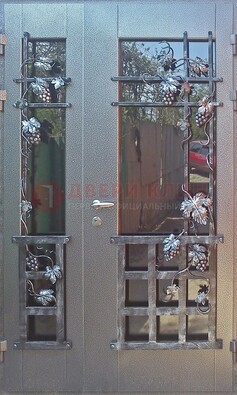 Распашная уличная дверь Порошок со стеклом и ковкой ДСК-221 в Серпухове