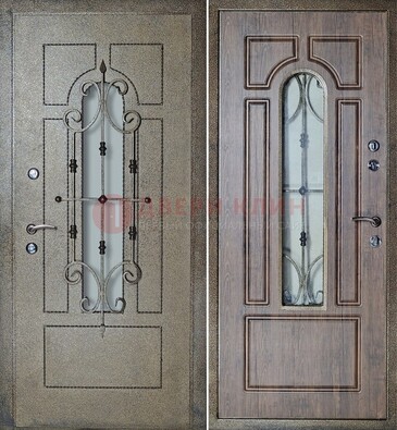 Внешняя стальная дверь со стеклом и ковкой зеленой ДСК-22 в Серпухове
