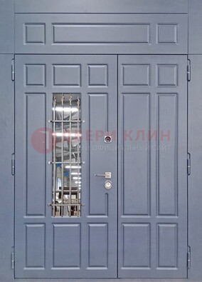 Серая двухстворчатая дверь Винорит со стеклом и ковкой ДСК-234 RAL 7024 в Серпухове