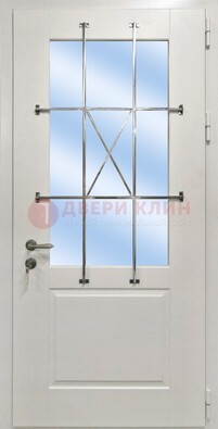 Белая простая железная дверь Винорит со стеклом и ковкой ДСК-257 в Серпухове