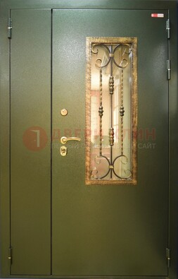 Стальная дверь со стеклом и ковкой ДСК-29 для квартиры в Серпухове