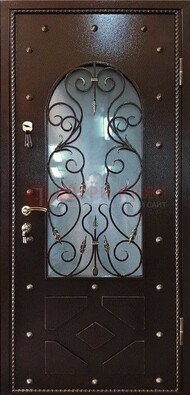 Влагостойкая дверь со стеклом и ковкой с декором ДСК-37 в Серпухове