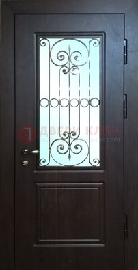 Железная дверь со стеклом и ковкой ДСК-65 для общественных зданий в Серпухове