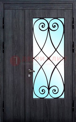 Стальная дверь со стеклом и ковкой ДСК-69 в деревянный дом в Серпухове
