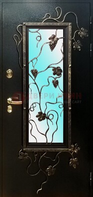 Железная дверь со стеклом и ковкой ДСК-70 для деревянного дома в Раменском