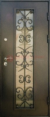 Входная дверь Дверь со стеклом и ковкой черного цвета ДСК-76 для веранды в Серпухове