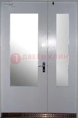 Белая  тамбурная дверь со стеклянными вставками ДТМ-18 в Серпухове