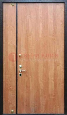 Светлая тамбурная дверь ДТМ-29 в Серпухове